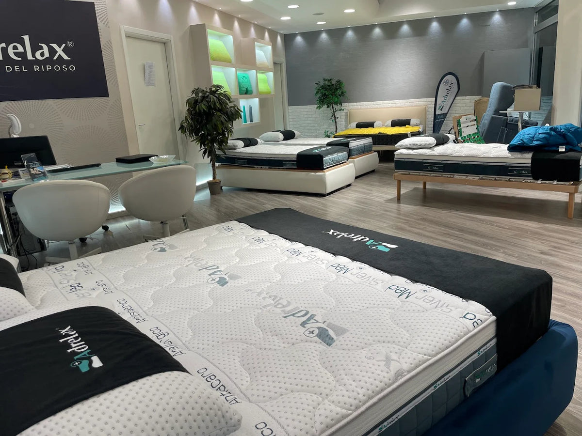 Interno dello showroom AD Relax a Bari con materassi e sistemi riposo esposti